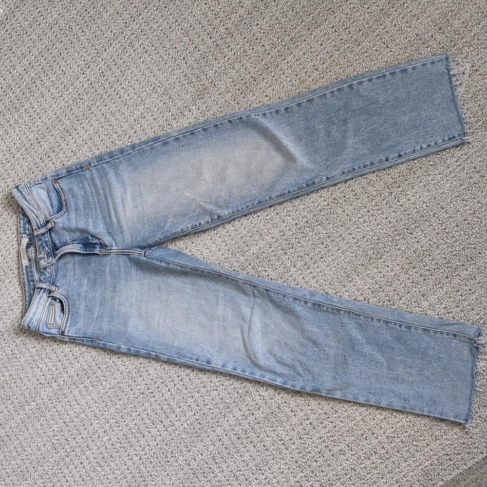 Hidden high rise straight leg jeans size 25. Sold at Bohme as the Amelia.
